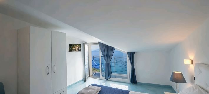 In Amalfi Coast: Modern and elegant "Mareblue" house with wonderful sea view Hotéis em Furore