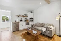 Charming Studio Loft C / Steps to Beach & Dining - 4성급