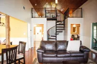 Leaning Pines Lodge, Sleeps 10, Double Cabins in the woods, 30 min to Round Top - 3-Star