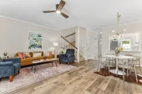 NEW Trendy Midtown Vibes Townhouse, Fenced Yard - 4-نجوم
