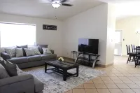 Spacious Escape, 1KB, 2QB, Wifi - Private Yard - Bungalow
