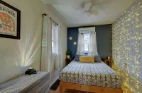 Pet-Friendly Downtown Escape: Fully Fenced Yard, Fire Pit, BBQ & Nintendo Switch - 民宿