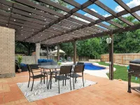 Spacious 5-bedroom house with private pool in a central San Antonio location. Hotels in Live Oak