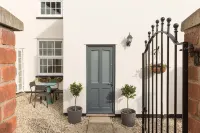 Fabulous 3 Bed Apartment with Private Courtyard - 4-Star