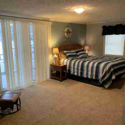 Lakefront cottage w/ convenient access to restaurants, atv and snowmobile trails Rooms