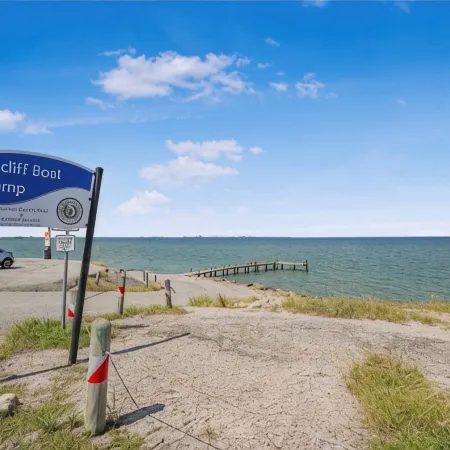 2 Bedrooms, 3 Beds, 2 Bathrooms Cozy House by the Bay. Hotels in Bacliff
