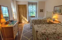 Elegant Bayview Victorian Home; walk to beach - 4-نجوم