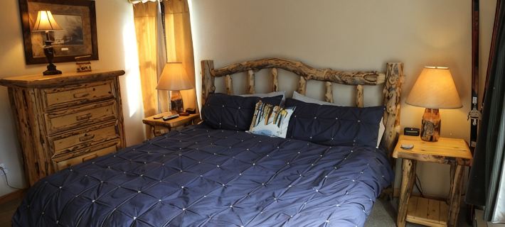 4 BR Mountain Side Condo with Heated Pool and Hot Tub! Sleeps 9 Hotels in Mount Crested Butte