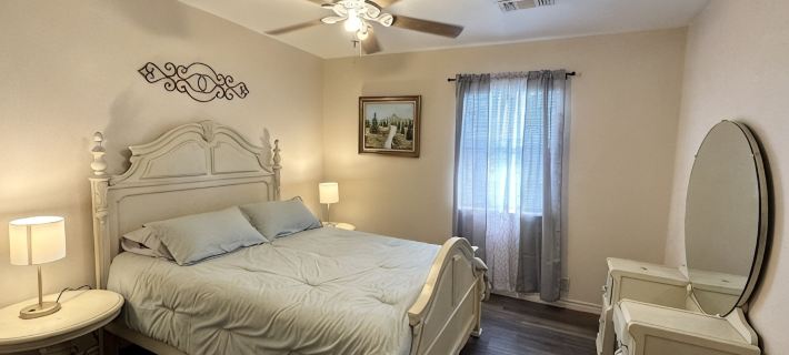 Cozy modern small town apartment pet and child friendly large parking Hotels in Beckham County