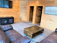 Northern Comfort Overlooking Caribou Lake- Spacious and Secluded - con encanto