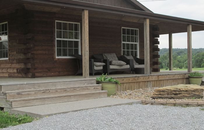Secluded, Log Rental Cabin, Private Hot Tub,on Southern Illinois Wine Trail
