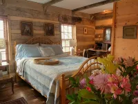 Historic Log Cabin fully restored; gourmet kitchen & much more! -  Privatzimmer