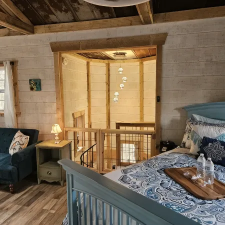 Creekside treehouse. with hot tub.