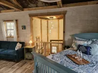 Creekside treehouse. with hot tub. - 3 tähden