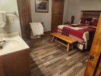 Lodge & cabin sleeps 21 - peaceful country setting 15 min to downtown Dublin GA - Wifi