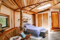 A cozy, romantic cabin perfect for couples.Pets are always welcome, owners too! - 4-Star