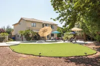 Resort Backyard with Pool, Spa & Putting Green - สระว่ายน้ำส่วนตัว