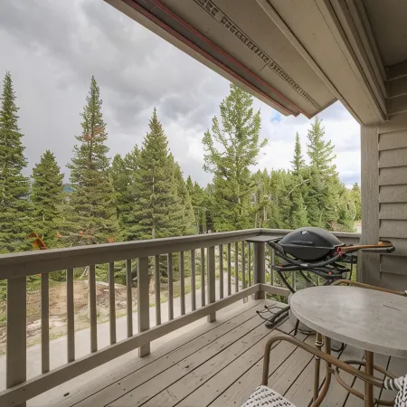10-Minutes to Ski Resort, 2.5-Bedroom, Mountain Views, Hot Tub/Sauna