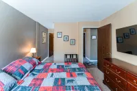Walk to Giant Steps from this cozy 2 bd/2ba with Private balcony & Mtn views. - Wi-Fi