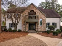 Stunning Golf Views on Pinehurst National No. 9. A Luxurious Retreat Awaits. Hotels in Pinehurst