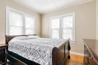 Walk To Aggieville from Brick Cottage with Man Cave, Shuffle Board, Back Yard - Bintang 3