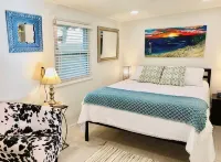 Casa Blue - Beautiful Renovated Cottage Close to Downtown! - 무료 와이파이