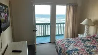 Beachfront Two Bedroom Condo with a Pool/2 nights or 7 nights. Pet friendly! - Wifi