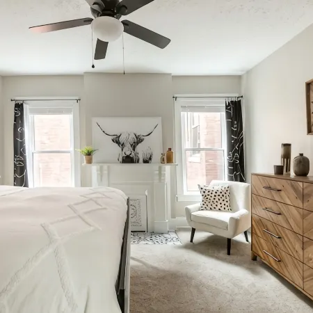 Newly Renovated 2BR Apartment w/ Free Parking in Downtown
