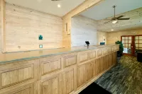 Quality Inn & Suites Mackinaw City Beachfront - Lemmikkieläimet sallittu