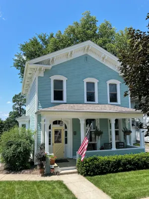The Main St Place in charming Mount Carroll IL 2nd floor - Wifi