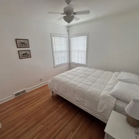 Charming, newly renovated Tudor home next to Morningside University!