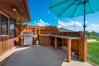 Hot Tub, Kayaks, Underwater Fishing Light! Luxurious Pitch-n-Skip Hideaway! - 4-Star