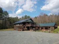 Family-Friendly Lakefront Cabin Nestled in the White Mountains! - Hytter