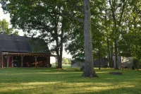 Rut & Strut Ranch - 35 minutes from Mark Twain Lake! Quiet Cabin in the woods - Wifi