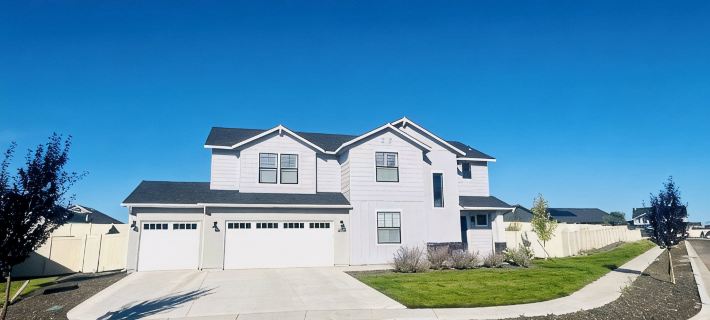 Ultimate Sports & Relaxation Retreat – Private Courts & Large Yard Hotels in Nampa