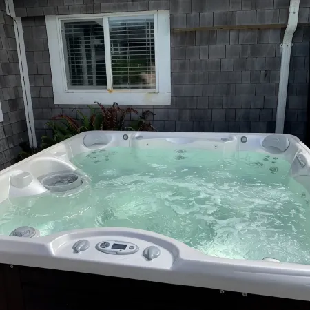 Hot Tub - 1/2 Block to the Beach - Family & Dog Friendly.