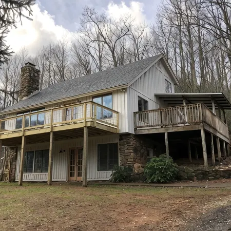 Quiet farmhouse with pond, trails, hot tub, close to skiing and breweries