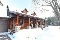 Country Living Custom Built Log Home with Hot Tub and Sauna - 4-Star