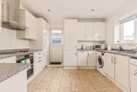 Luxury 4BR Heathrow Home | Parking | Near T4, T5 - 2-Star