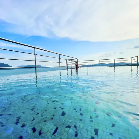 Hillview Cube w/Rooftop Pool