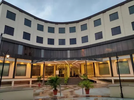Chinmay Hotel & Resort Отели рядом с достопримечательностью «Medanta Hospital Lucknow»