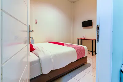 SUPER OYO 3493 Nami House Hotel dekat Maha Vihara Maitreya