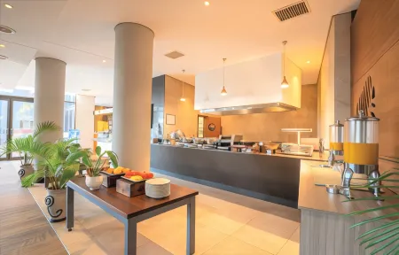 Holiday Inn Nairobi Two Rivers Mall Отели рядом с достопримечательностью «Джигери»