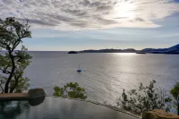 'Sea la VIE' - Waterfront St Thomas Escape w/ Pool - Pysäköinti
