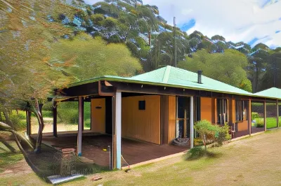 Treenbrook Cottages Hotels in Beedelup