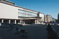 Upstairs Hotel Hotels near 3 gapers