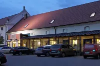 Hotel Chvalská Tvrz Отели в г. Прага 20