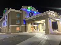 Holiday Inn Express & Suites Woodward Hwy 270 ウェストゲイト・ショッピング・センター周辺のホテル