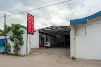 RedDoorz Syariah Plus near Jatiwarna Toll Gate Hotel di Pondokmelati