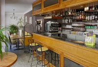 Logis Hôtel Restaurant Cazes Arazat Các khách sạn ở Sainte-Eulalie-d'Olt